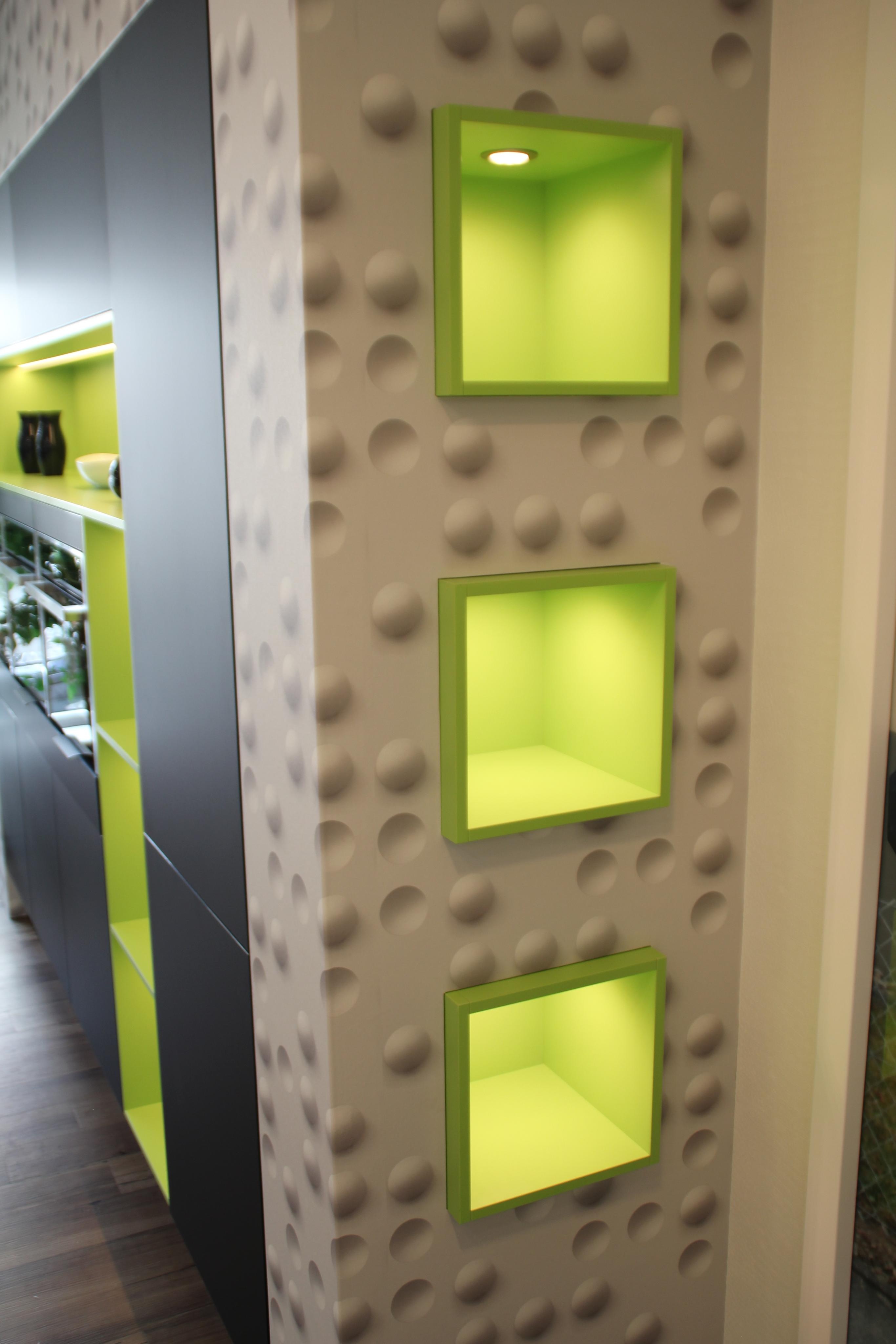 Hochschrank-Verkofferung mit integrierten beleuchteten Würfelregalen.