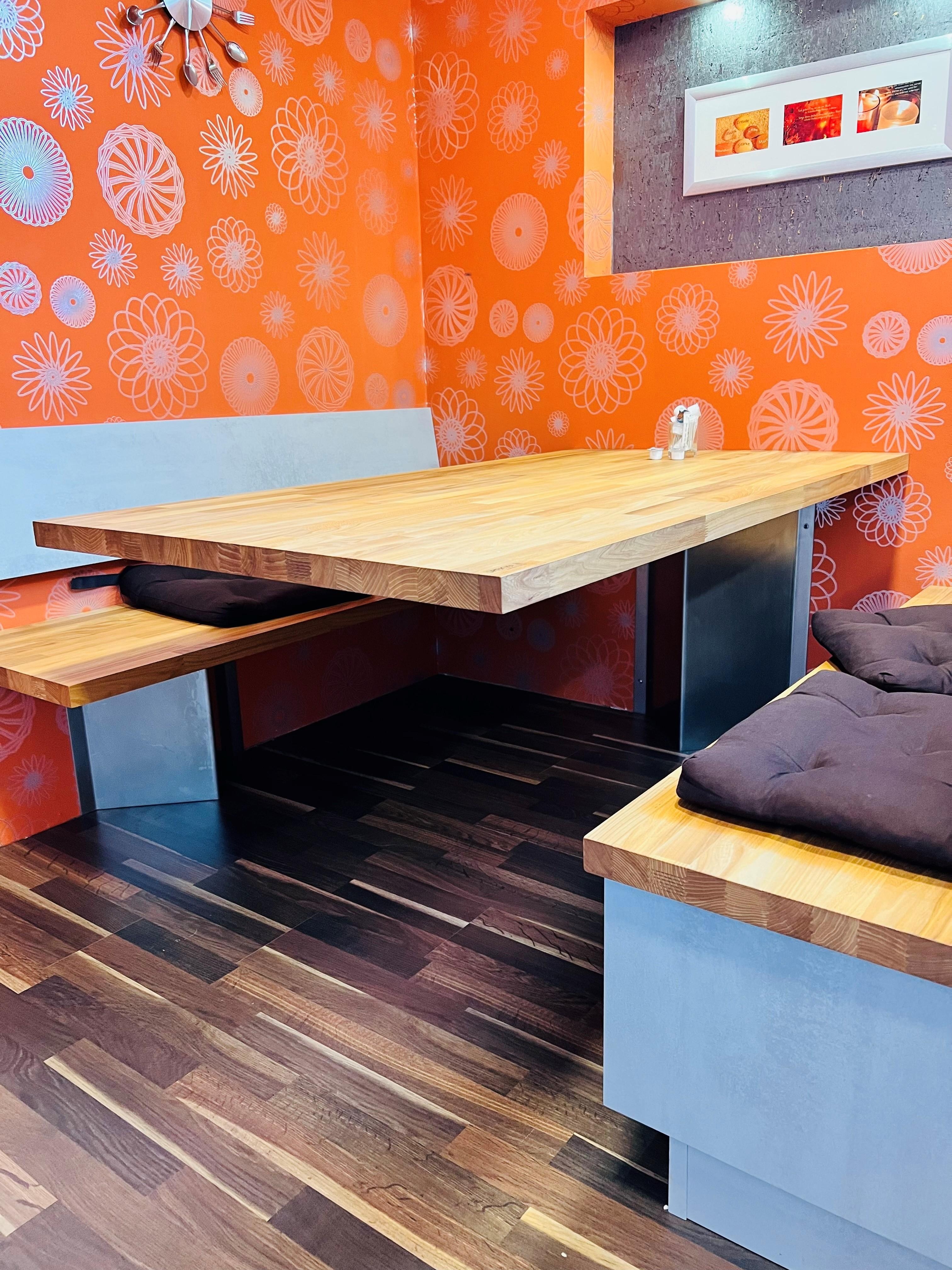 Schwebender Tisch ohne Tischfüße für mehr Beinfreiheit