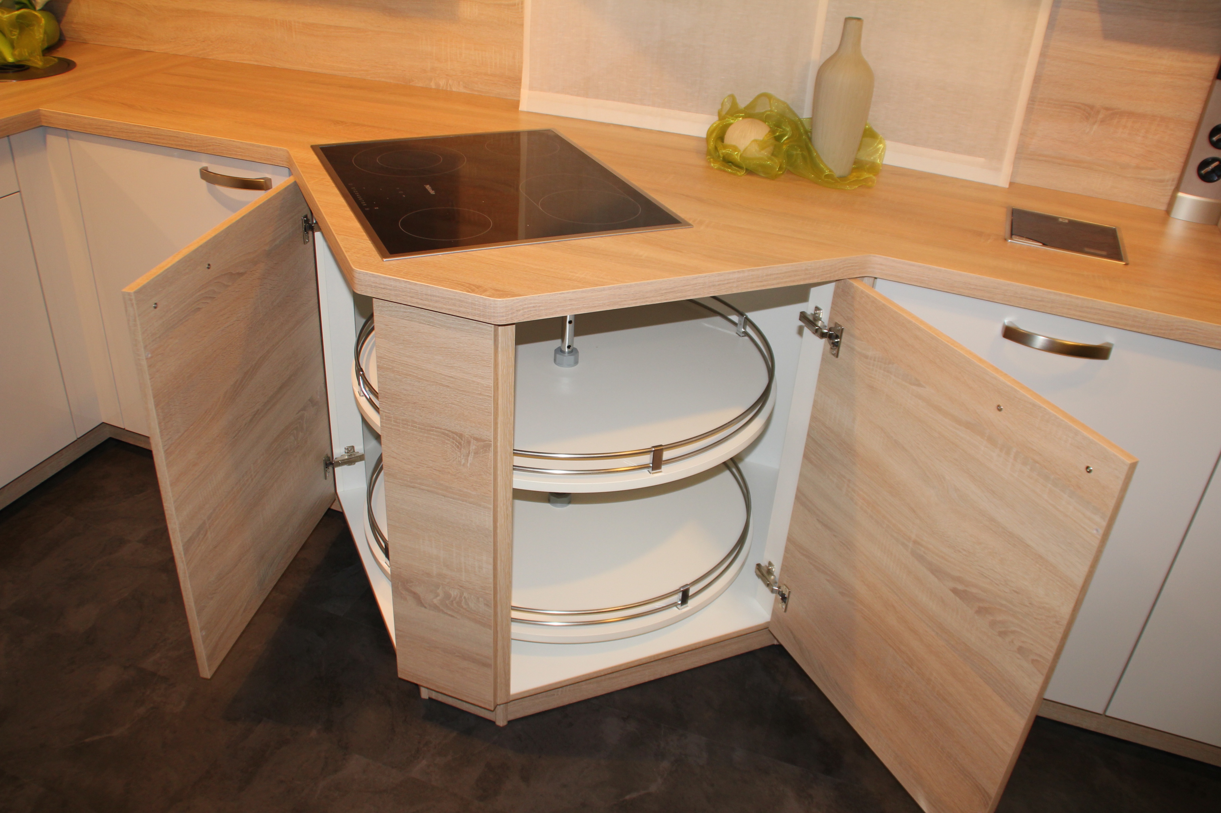 Stauraum ohne Ende! Beidseitig öffenbarer Karusellschrank unter dem Kochfeld