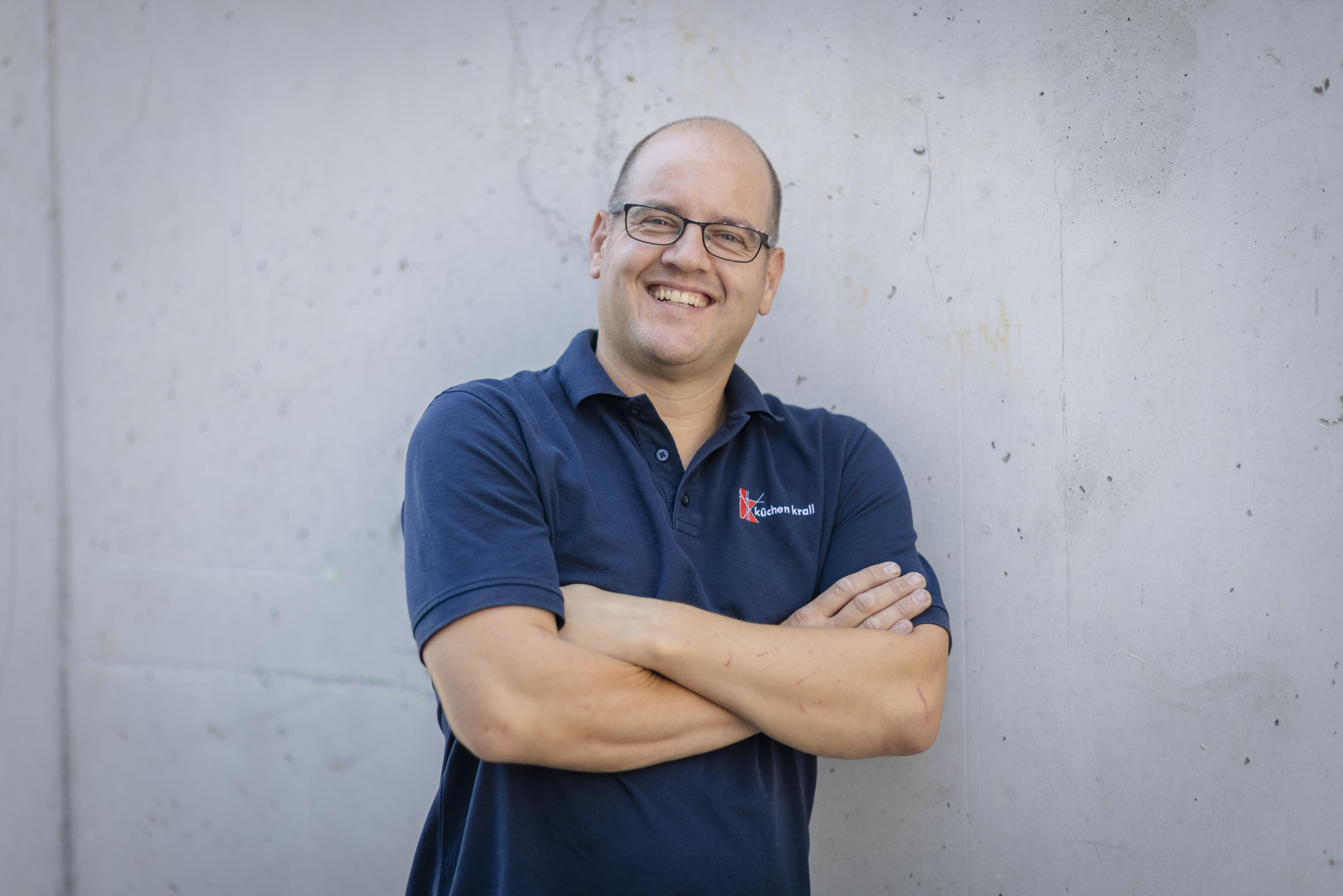 Thomas Staub montiert Küchen bei Küchen Krall