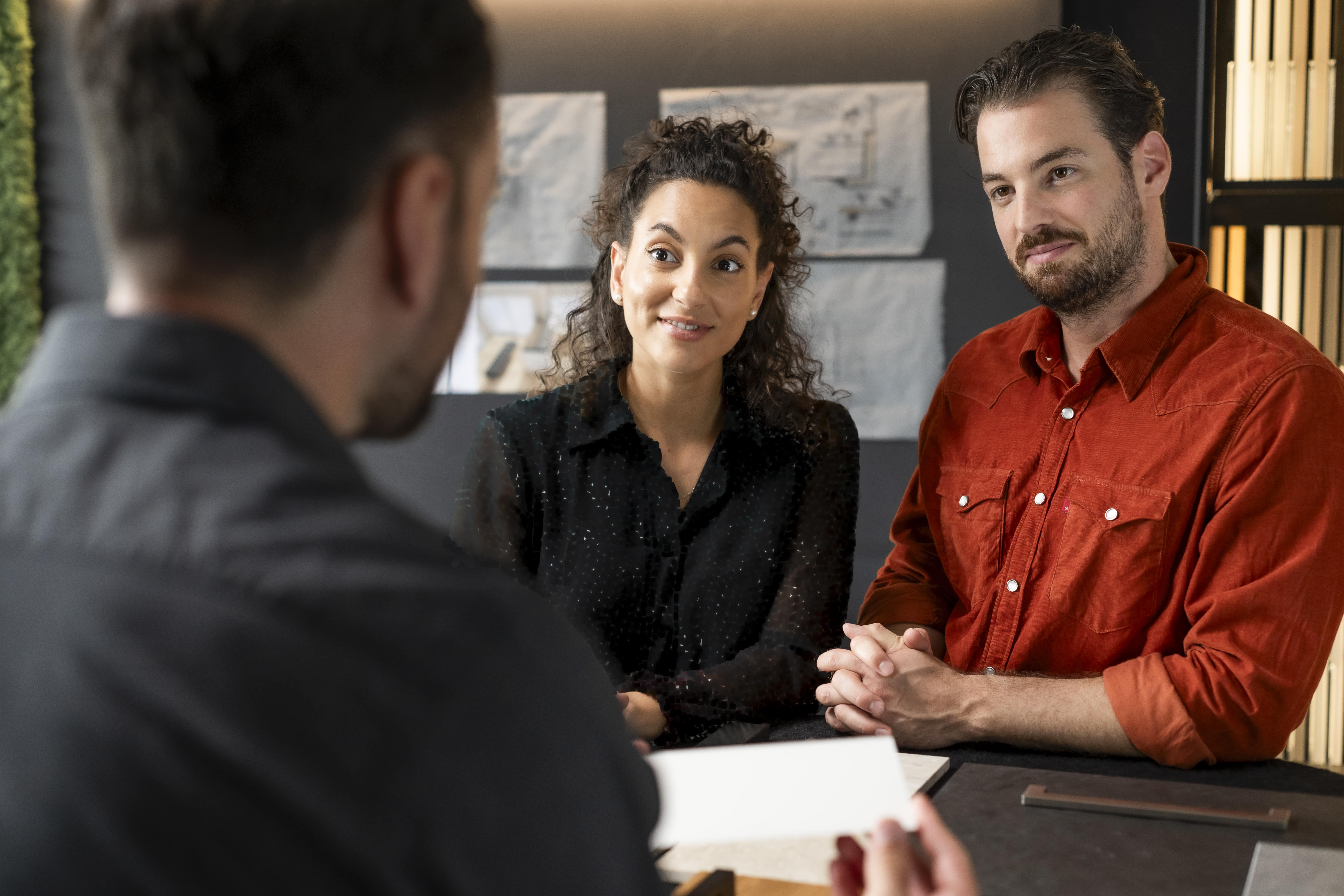 Werbemotiv_Beratung_Mann_und_Frau_bei_Küchenplanung