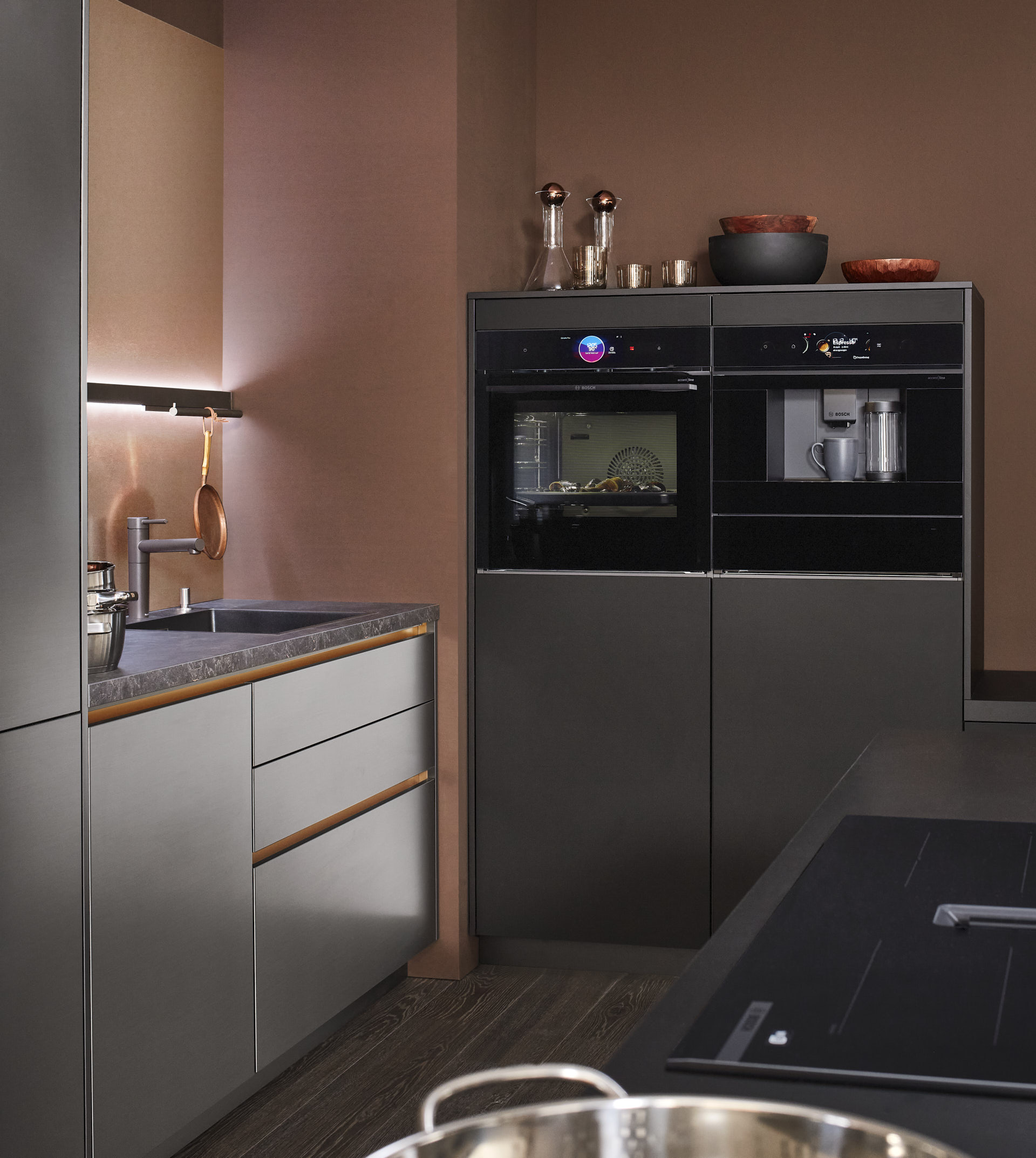 2 Bosch Backöfen, Bronze Nischenrückwand, Edelstahlfronten