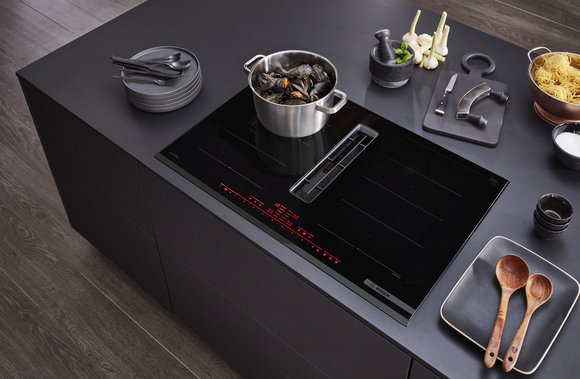 Kücheninsel, Bosch Induktionskochfeld mit Muldenlüfter, Matt schwarz