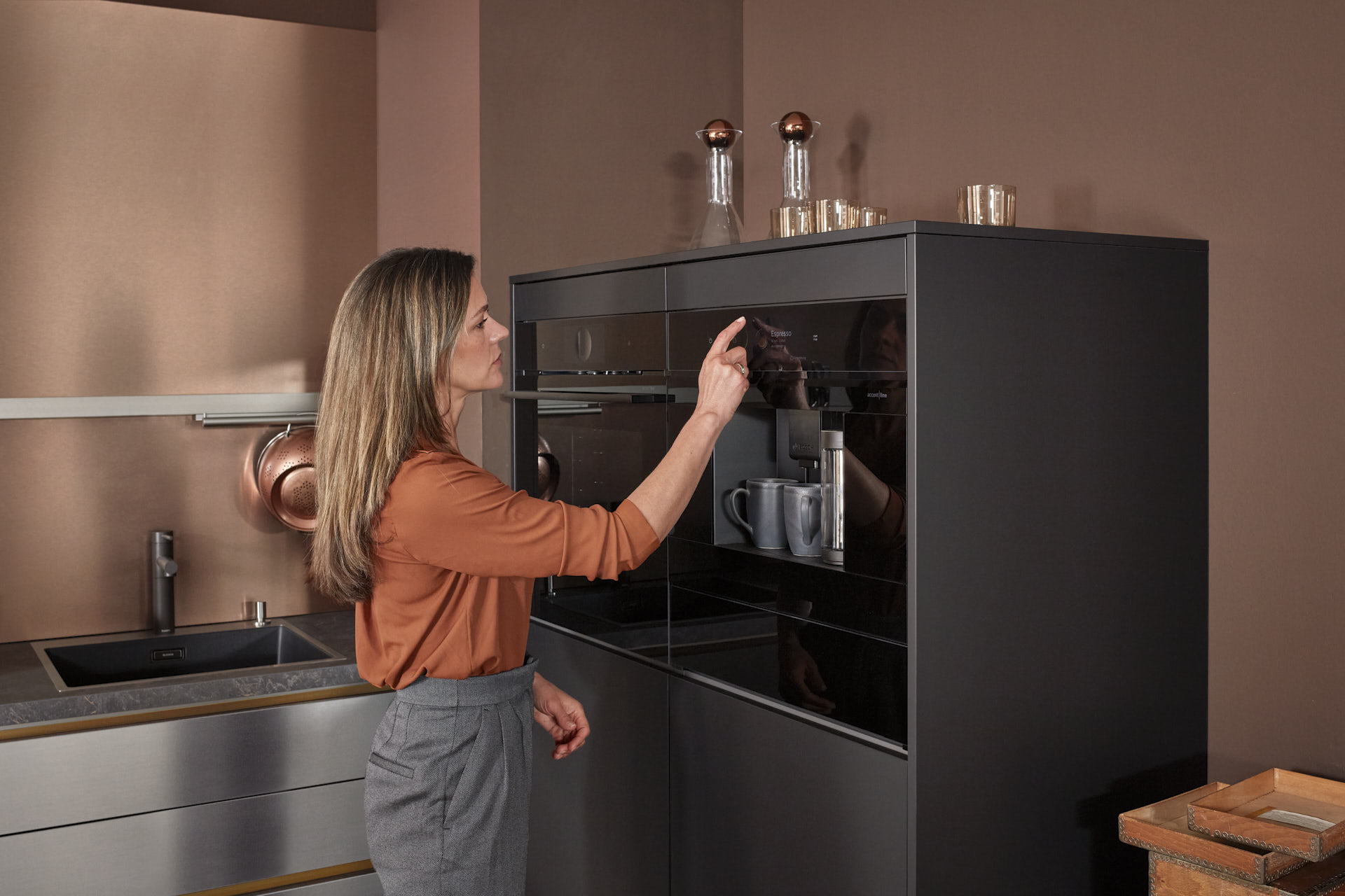 Model steht vor Bosch Backofen, Mix aus Bronzenachbildung und Matt