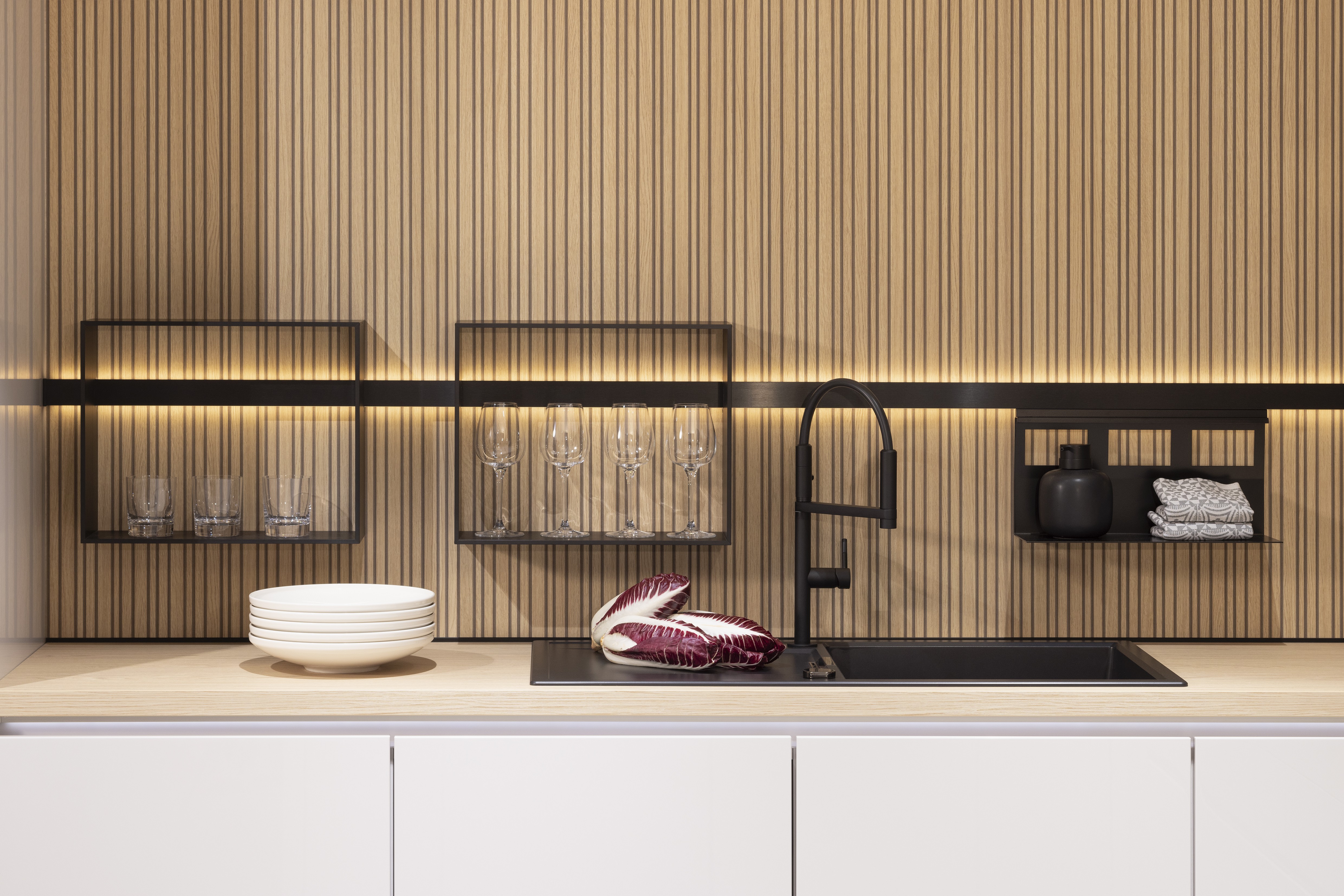 Front: 519 Lack, Seidengrau Hochglanz 362 Eiche Como NB Griff: Push to Open, Schalousienschrank Geräte Bora Downdraft, Bauknecht Spüle: Schock Armatur: Nobili  Features: Living in Küche integriert bzw. gleiche Materialwahl, Materialmix, Rückwand Rillenoptik, Oberschrank Schwarz Glas Lamellen, Touch to open (elektrisch - Climber), Ecklösungen mit Karussell bzw. andere Ecklösung, Arbeitsplatz in Küche integriert, Apothekenschrank, Aluminium Regal Sign-Emotion (Nobilia spezifischer Begriff), Lichtblende