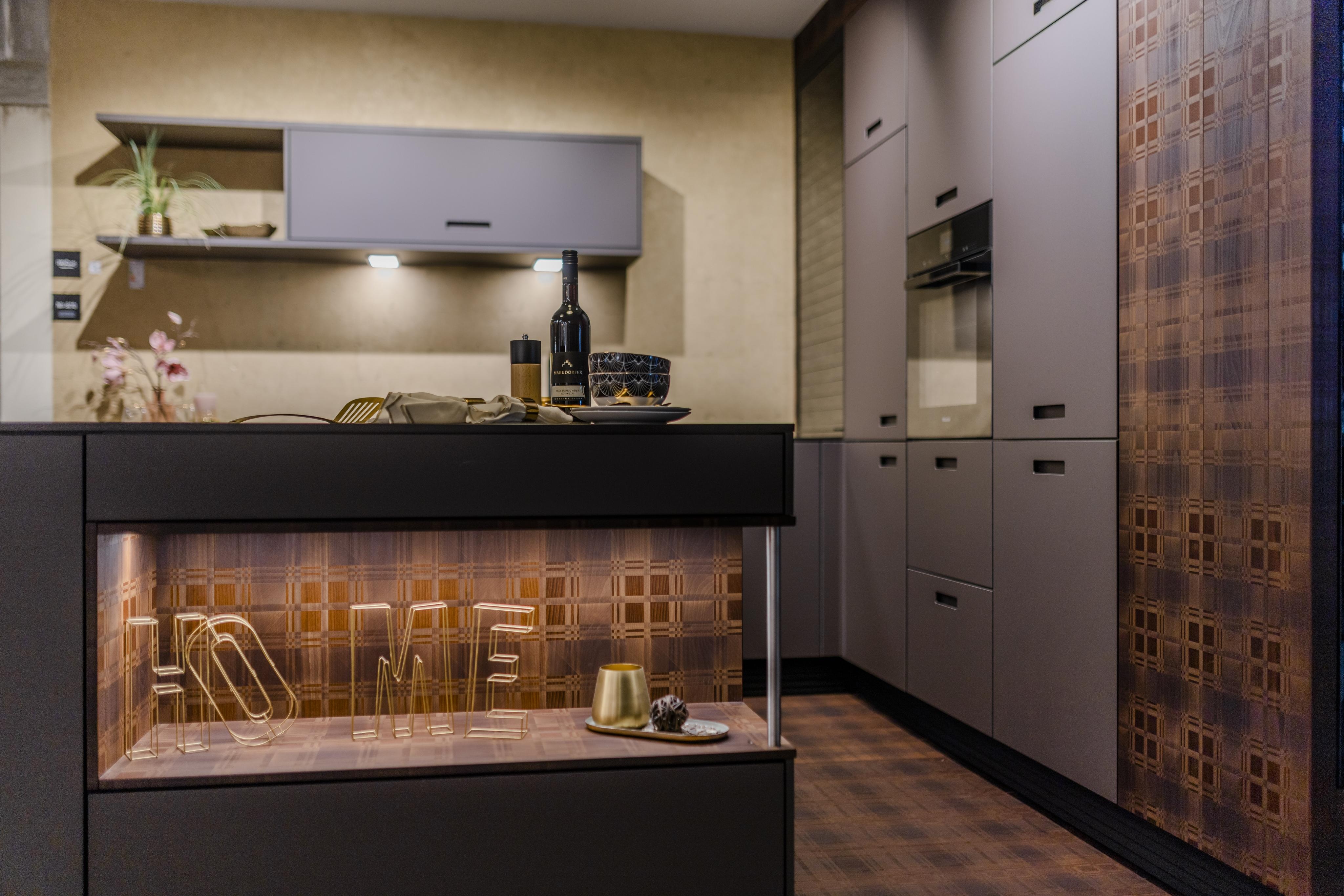 Regal und Hochschrank-Verkofferung aus Parkett