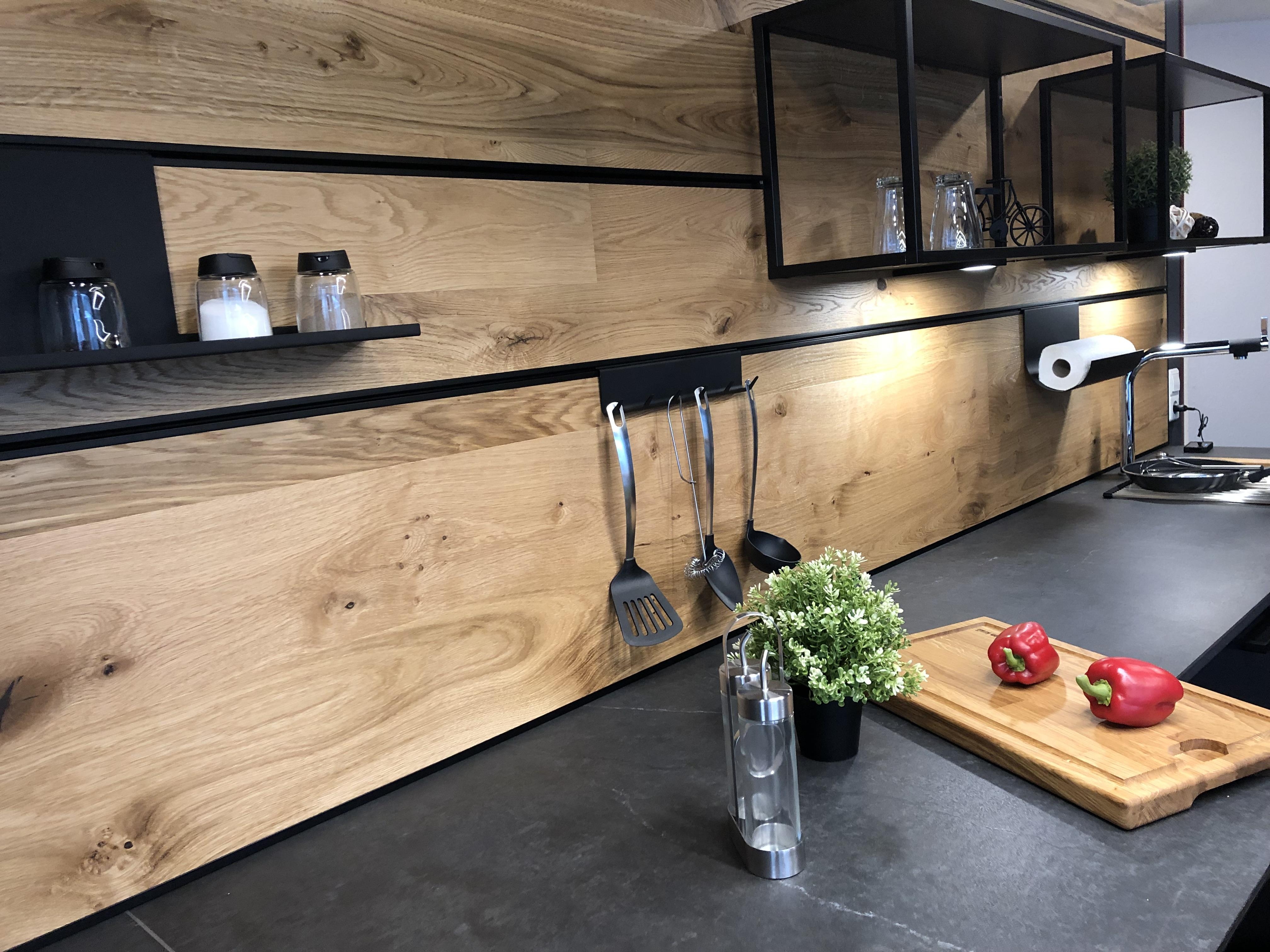 Nischenrückwand aus Parkett mit stylischer Einhängeschiene