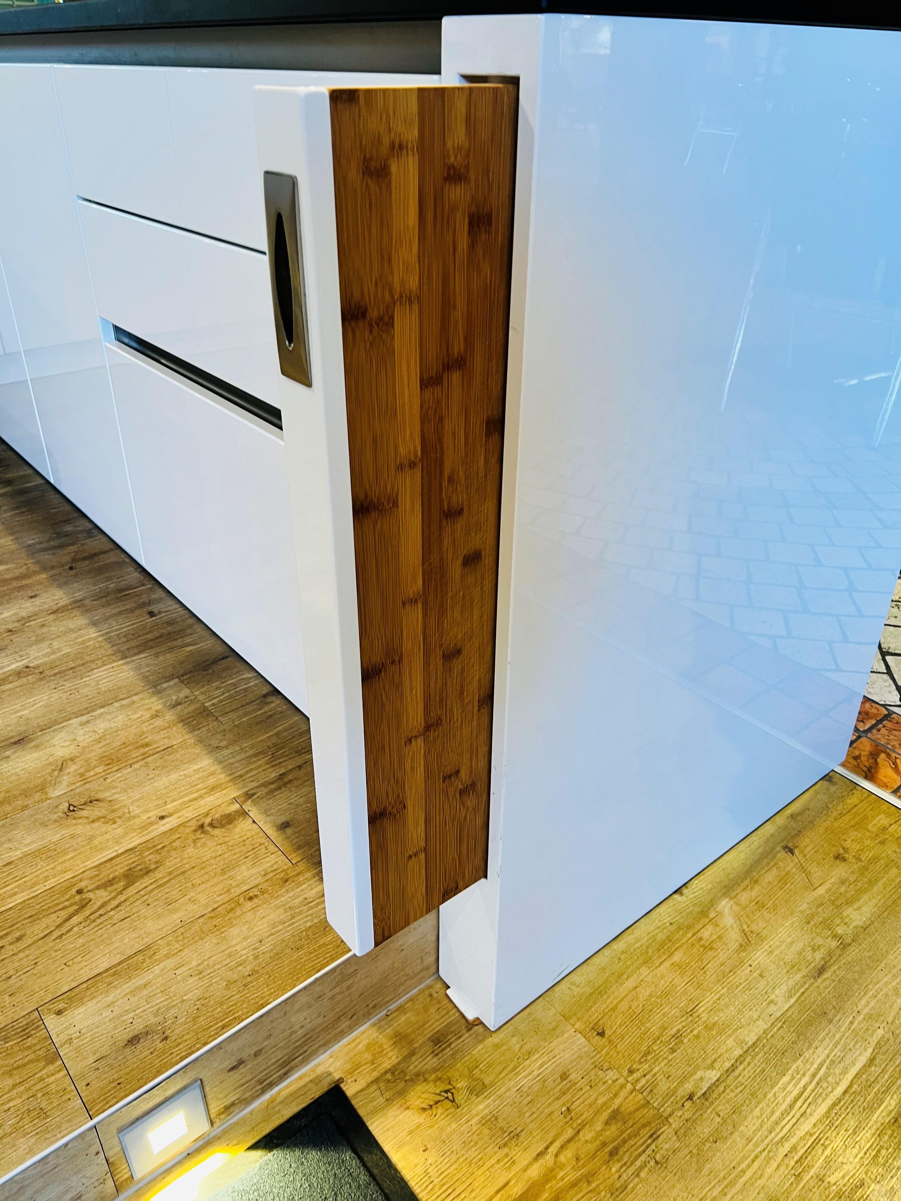 Schneidebrett in Abschlusswange integriert