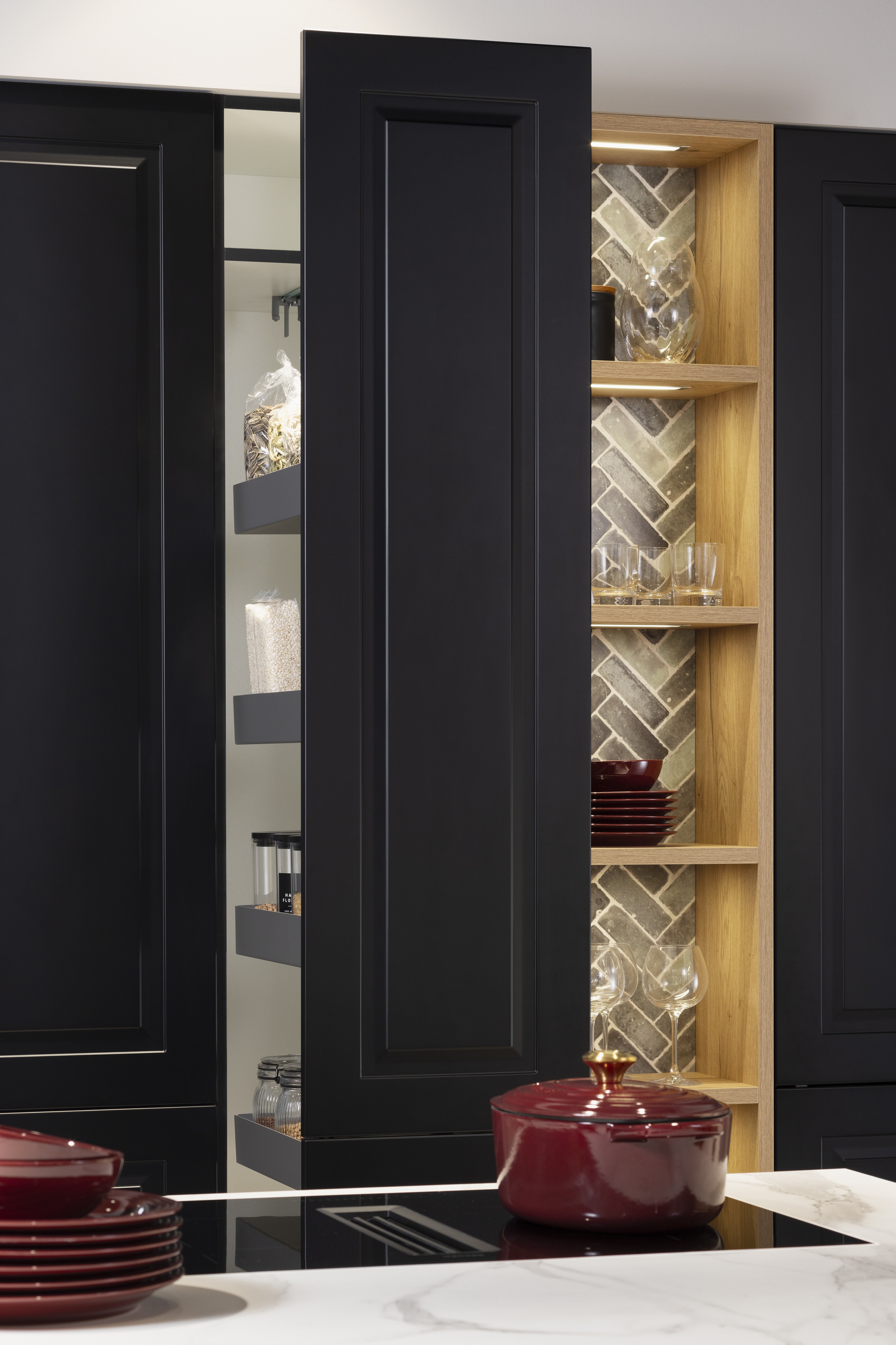 APL: 781 Venato Bianco NB Korpus: 127 Schwarz Front: 851 Lack, Schwarz matt Griff: Push to open Geräte: Miele Armatur: Gessi Spüle: Schock  Features: Landhaus modern in Lack, bedruckter PVC in Fliesenoptik Fußboden, bedruckte Fliesen Nischenrückwand, neuer Schubkasten mit Glaszarge, neuer Schubkasten mit Holzzarge, Apothekerschrank.