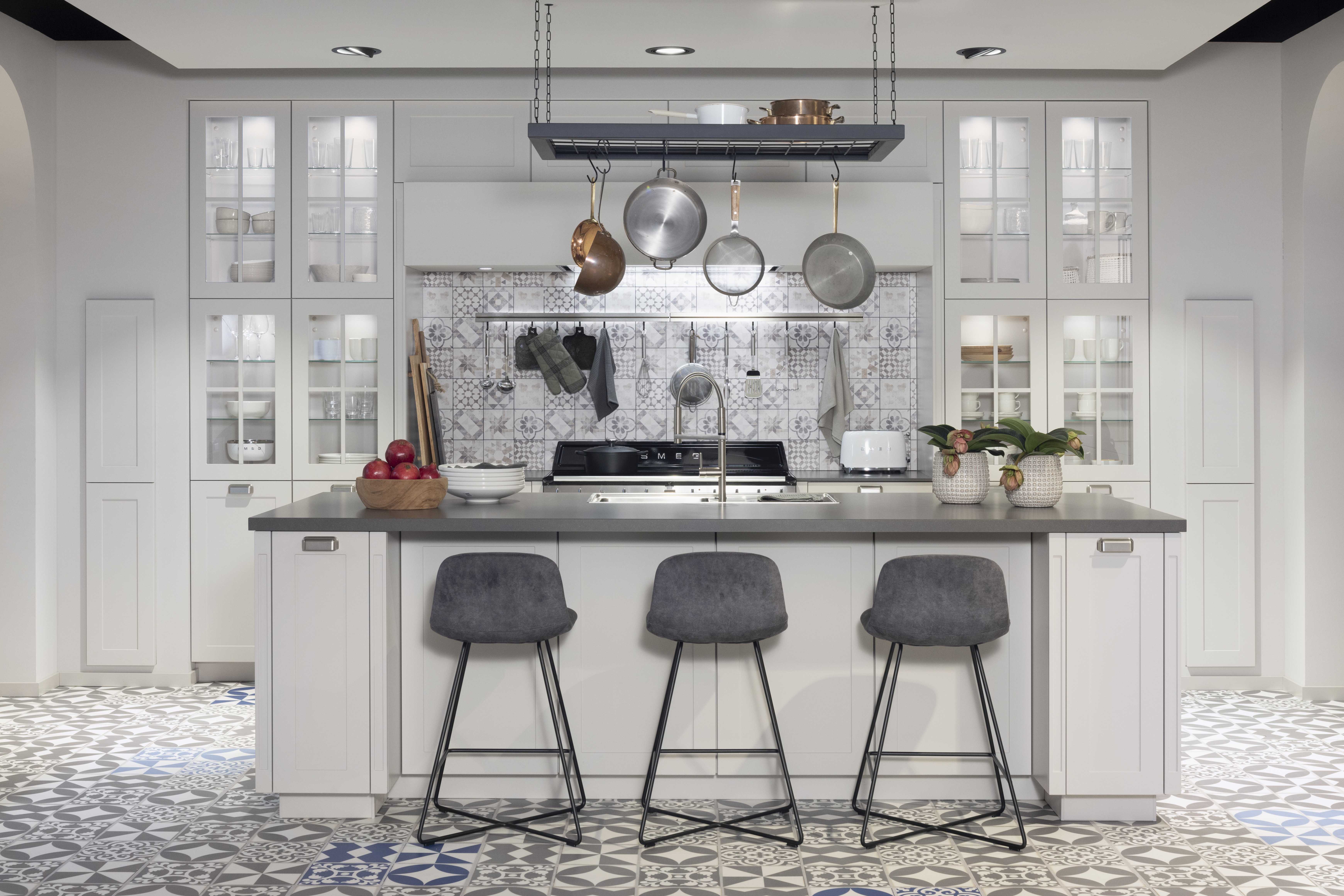 APL: 809 Epic Ash Grain Korpus: 122 Sand Front: 788 Lack, Sand matt  Griff: Aufschraubgriffmuschel Edelstahl-farbig Geräte: Smeg Armatur: Nobili Spüle: Rodi  Features: Landhaus modern, neue Front, Landhaus Backofen von Smeg, bedruckte Fliese als Nischenrückwand, beleuchtete Vitrinen mit Gitter (Landhaus), neue Griffmuschel, eingekofferte Schranklösung, 70er Geräte Einbaukühlschrank mit Front Inox in Edelstahloptik, Thekenlösung mit Barhockern, Dunstabzug als Esse eingebaut, Lichtlösung Dunstabzug. 