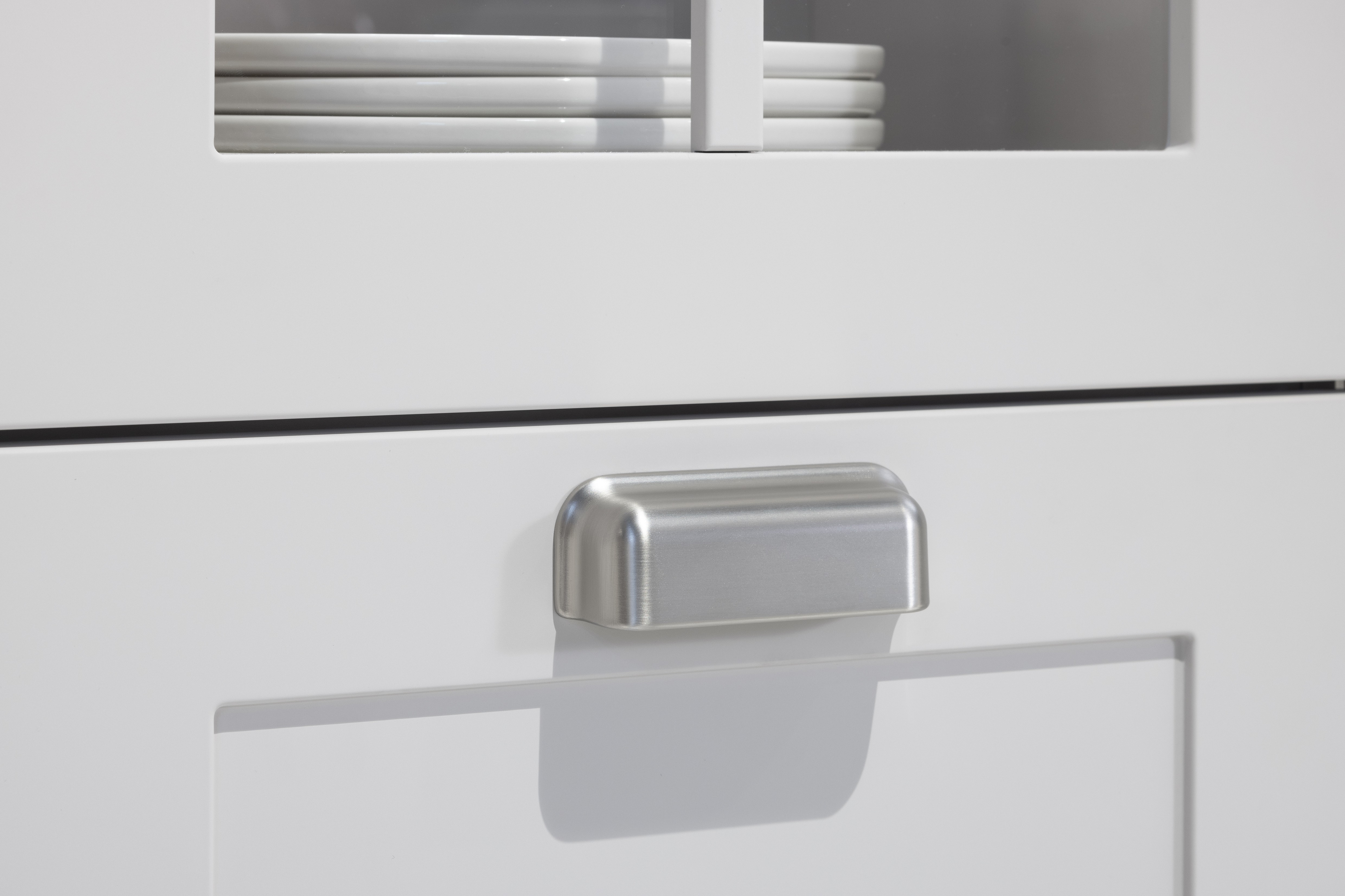 APL: 809 Epic Ash Grain Korpus: 122 Sand Front: 788 Lack, Sand matt  Griff: Aufschraubgriffmuschel Edelstahl-farbig Geräte: Smeg Armatur: Nobili Spüle: Rodi  Features: Landhaus modern, neue Front, Landhaus Backofen von Smeg, bedruckte Fliese als Nischenrückwand, beleuchtete Vitrinen mit Gitter (Landhaus), neue Griffmuschel, eingekofferte Schranklösung, 70er Geräte Einbaukühlschrank mit Front Inox in Edelstahloptik, Thekenlösung mit Barhockern, Dunstabzug als Esse eingebaut, Lichtlösung Dunstabzug. 