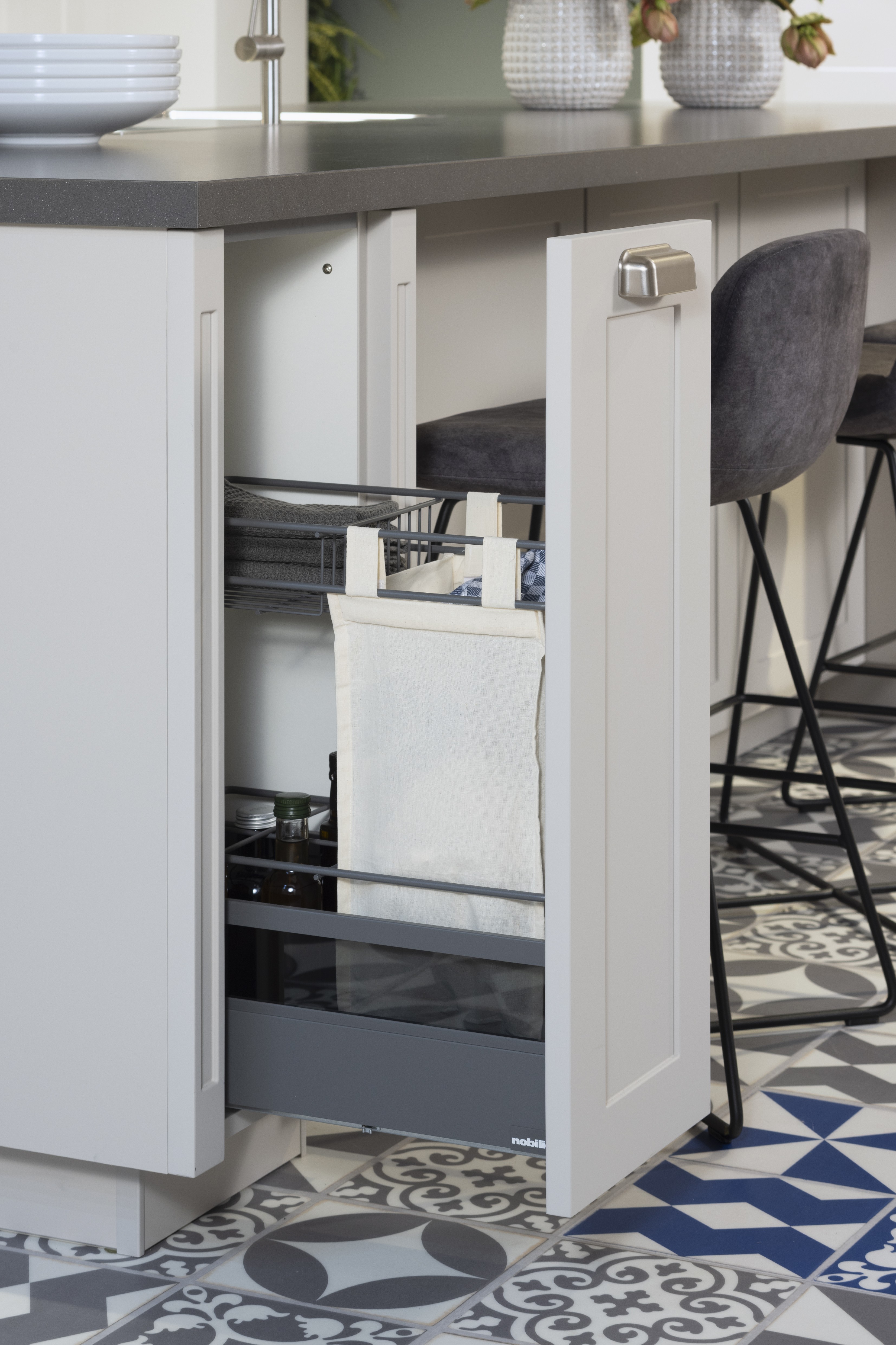 APL: 809 Epic Ash Grain Korpus: 122 Sand Front: 788 Lack, Sand matt  Griff: Aufschraubgriffmuschel Edelstahl-farbig Geräte: Smeg Armatur: Nobili Spüle: Rodi  Features: Landhaus modern, neue Front, Landhaus Backofen von Smeg, bedruckte Fliese als Nischenrückwand, beleuchtete Vitrinen mit Gitter (Landhaus), neue Griffmuschel, eingekofferte Schranklösung, 70er Geräte Einbaukühlschrank mit Front Inox in Edelstahloptik, Thekenlösung mit Barhockern, Dunstabzug als Esse eingebaut, Lichtlösung Dunstabzug. 