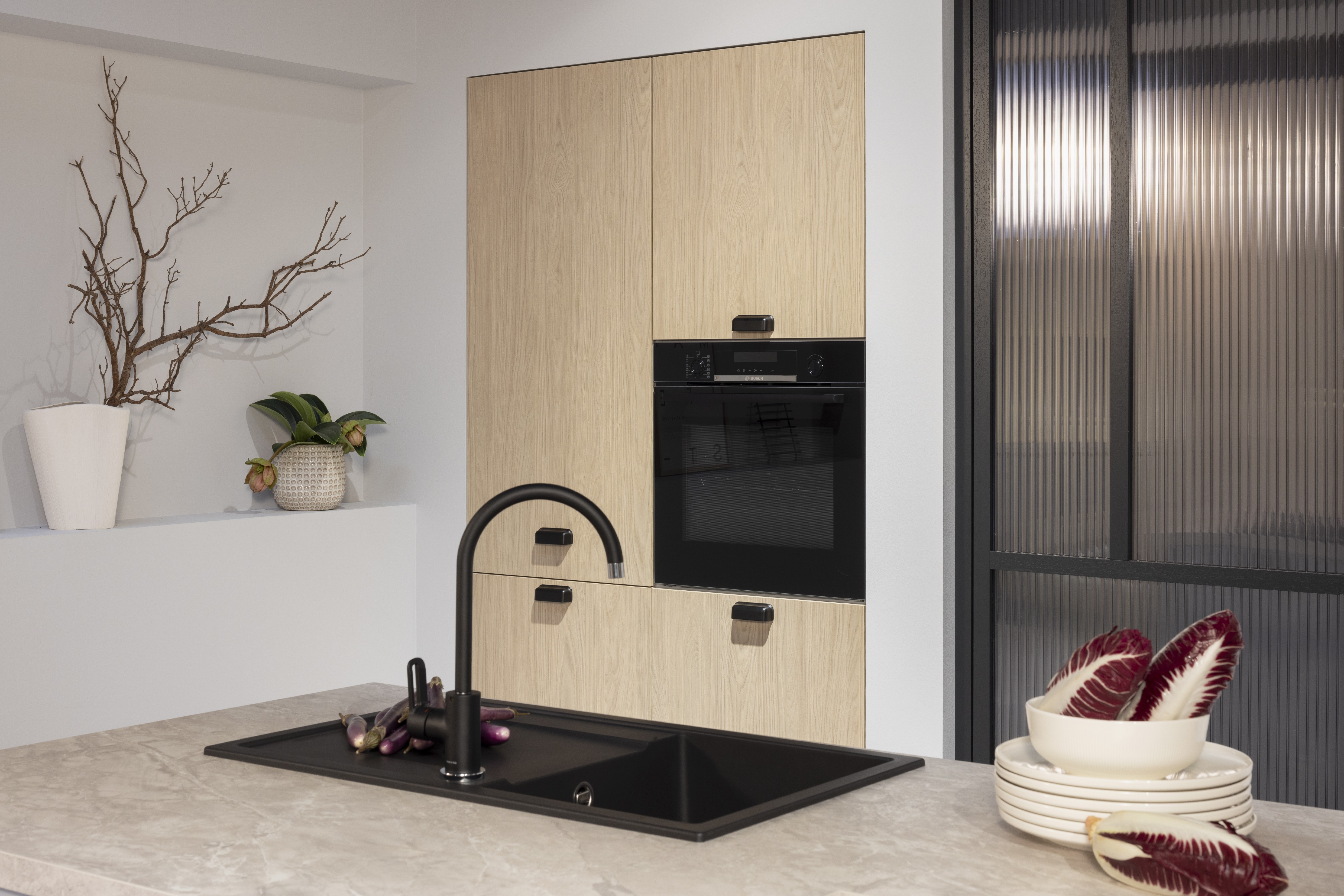 APL: 376 Limestone NB Korpus: 089 Steingrau Front: 485 Lack, Sky Premium matt / 2. Front Holz NB  Griff: Aufschraubgriffmuschel schwarz Geräte: Bosch  Armatur: Nobili Spüle: Elleci  Features: Tiny Kitchen, neue Griffmuschel, Sideboard Lösung, eingekofferte Schranklösung, Front in Holzoptik Handtuchhalter. 
