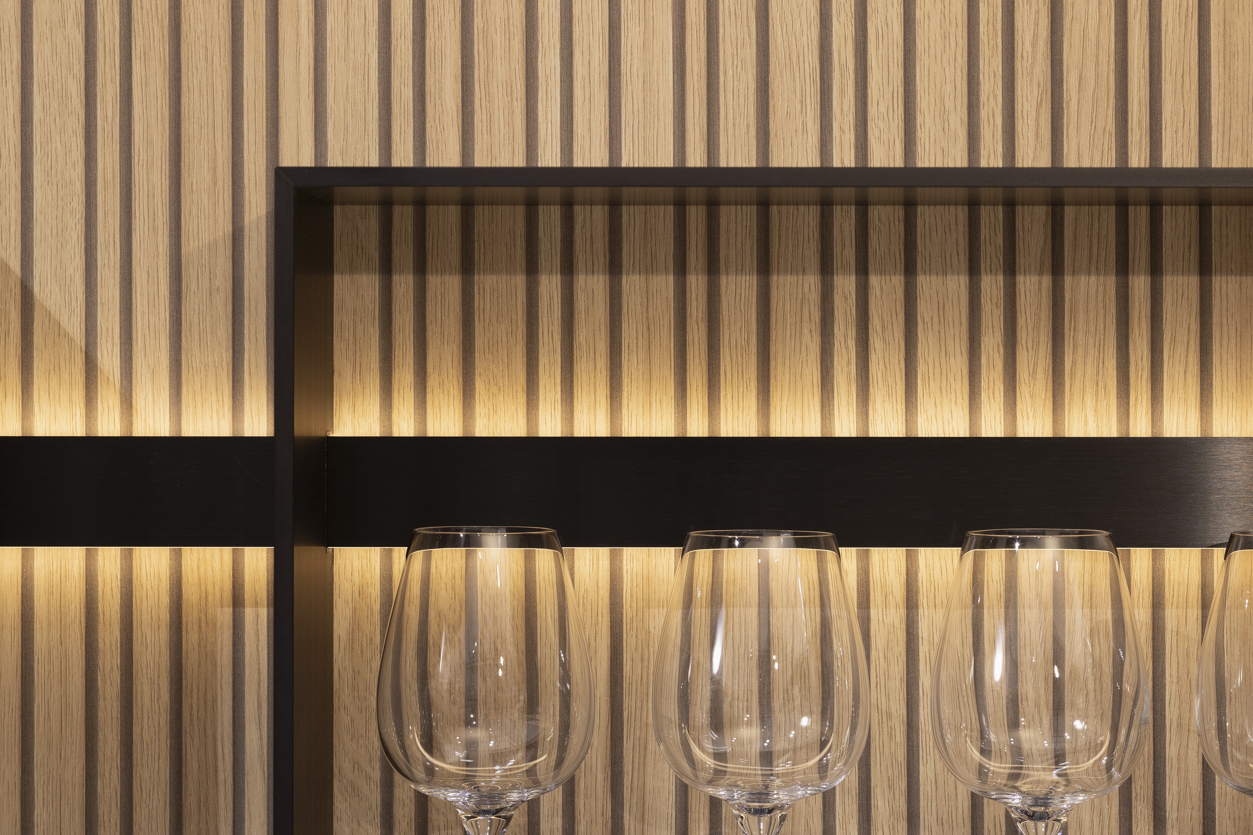 Front: 519 Lack, Seidengrau Hochglanz 362 Eiche Como NB Griff: Push to Open, Schalousienschrank Geräte Bora Downdraft, Bauknecht Spüle: Schock Armatur: Nobili  Features: Living in Küche integriert bzw. gleiche Materialwahl, Materialmix, Rückwand Rillenoptik, Oberschrank Schwarz Glas Lamellen, Touch to open (elektrisch - Climber), Ecklösungen mit Karussell bzw. andere Ecklösung, Arbeitsplatz in Küche integriert, Apothekenschrank, Aluminium Regal Sign-Emotion (Nobilia spezifischer Begriff), Lichtblende