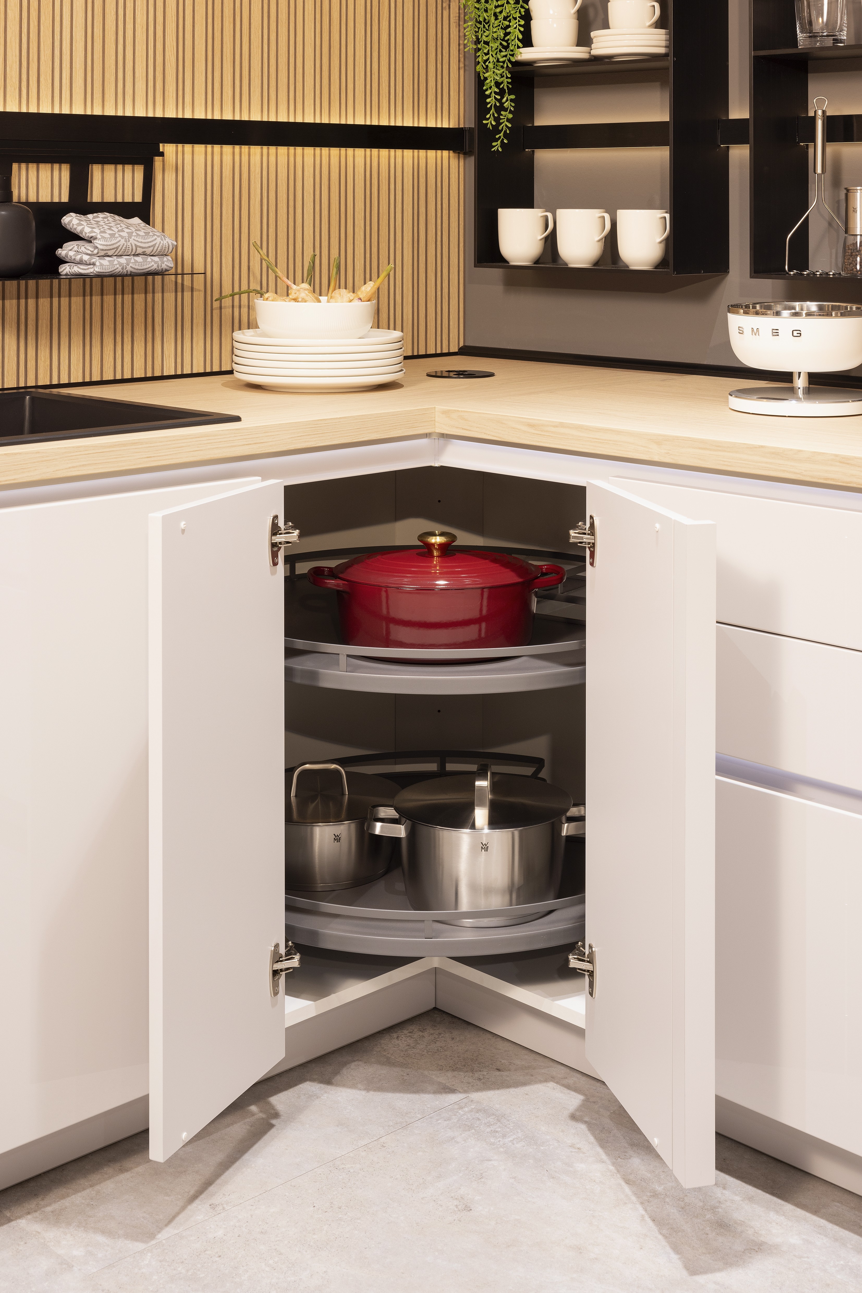 Front: 519 Lack, Seidengrau Hochglanz 362 Eiche Como NB Griff: Push to Open, Schalousienschrank Geräte Bora Downdraft, Bauknecht Spüle: Schock Armatur: Nobili  Features: Living in Küche integriert bzw. gleiche Materialwahl, Materialmix, Rückwand Rillenoptik, Oberschrank Schwarz Glas Lamellen, Touch to open (elektrisch - Climber), Ecklösungen mit Karussell bzw. andere Ecklösung, Arbeitsplatz in Küche integriert, Apothekenschrank, Aluminium Regal Sign-Emotion (Nobilia spezifischer Begriff), Lichtblende