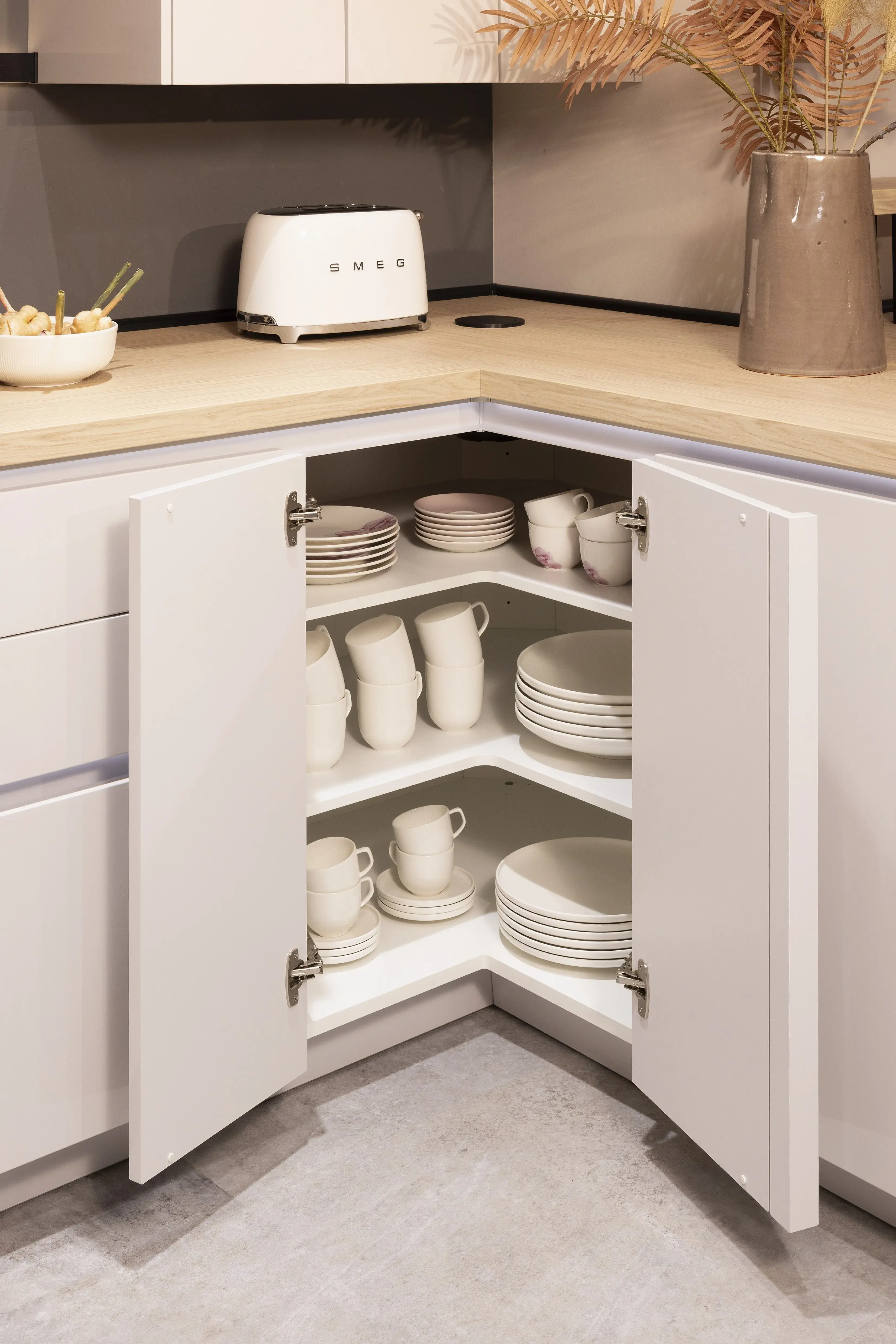 Front: 519 Lack, Seidengrau Hochglanz 362 Eiche Como NB Griff: Push to Open, Schalousienschrank Geräte Bora Downdraft, Bauknecht Spüle: Schock Armatur: Nobili  Features: Living in Küche integriert bzw. gleiche Materialwahl, Materialmix, Rückwand Rillenoptik, Oberschrank Schwarz Glas Lamellen, Touch to open (elektrisch - Climber), Ecklösungen mit Karussell bzw. andere Ecklösung, Arbeitsplatz in Küche integriert, Apothekenschrank, Aluminium Regal Sign-Emotion (Nobilia spezifischer Begriff), Lichtblende