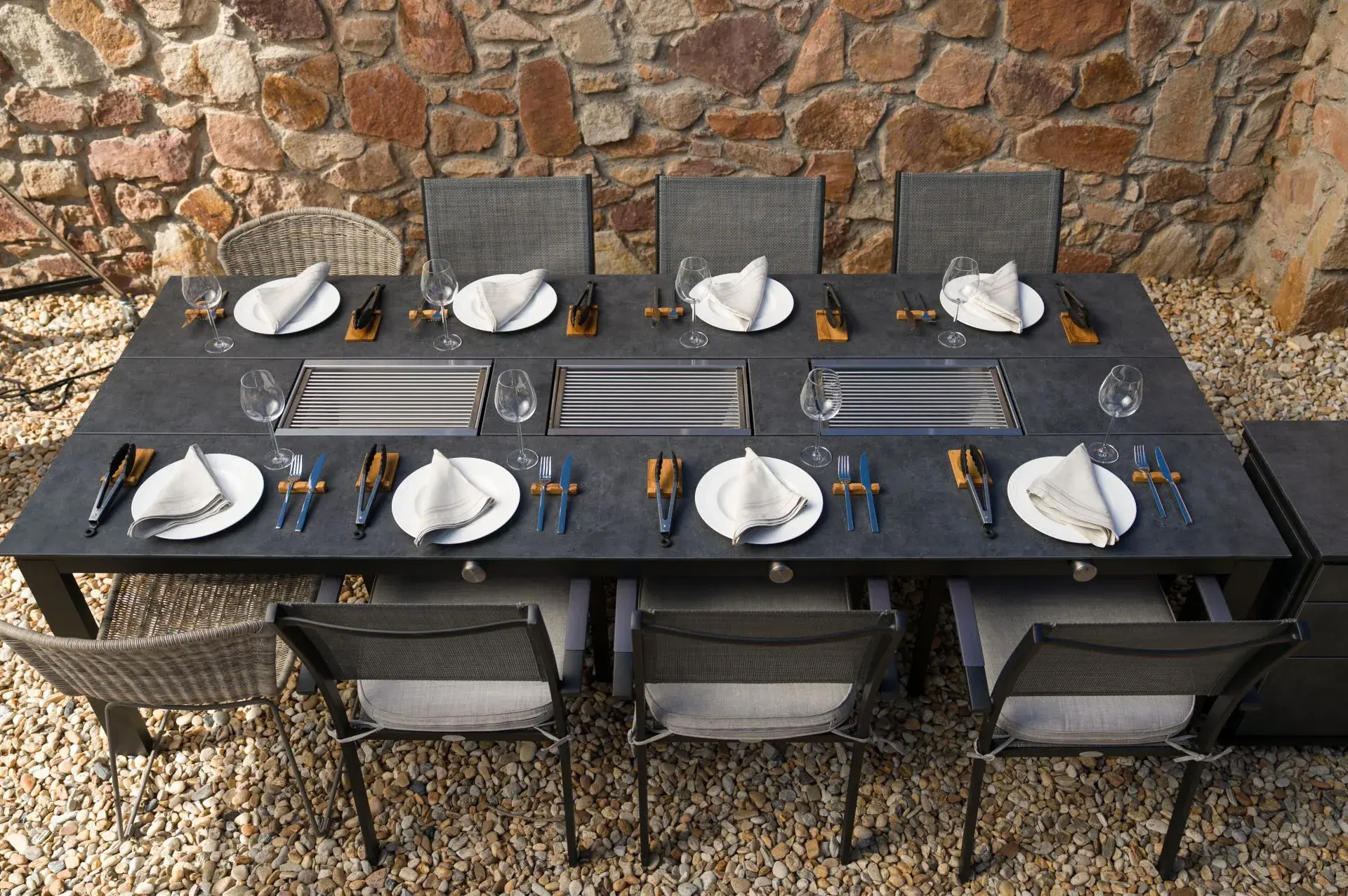 Grilltisch Festavolo Forte Grande mit drei integrierten Grills mit Stühlen