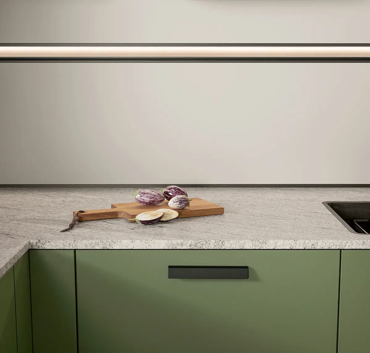 systemo helle Naturstein APL über Eck L-Küche schilfgrüne Küchenfronten